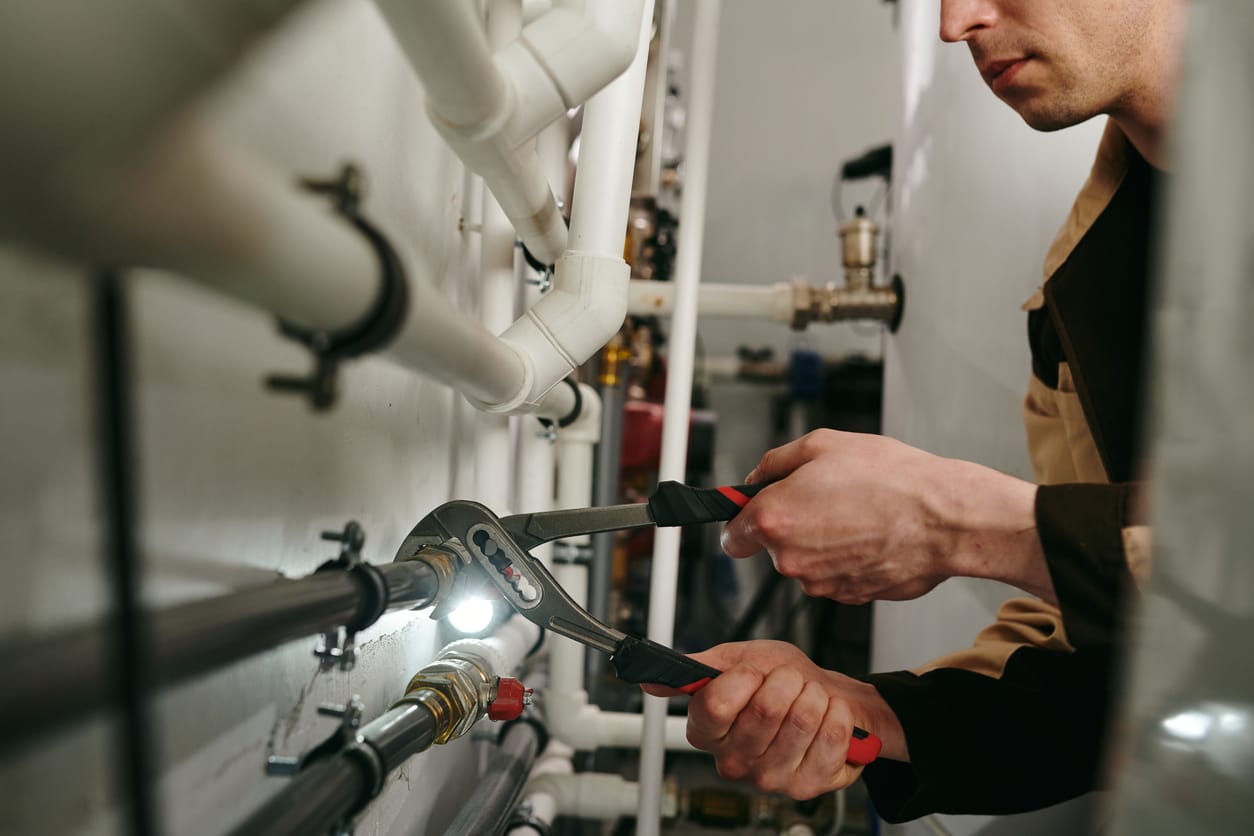 Plumbers maintaining commercial plumbing pipes in Oregon City